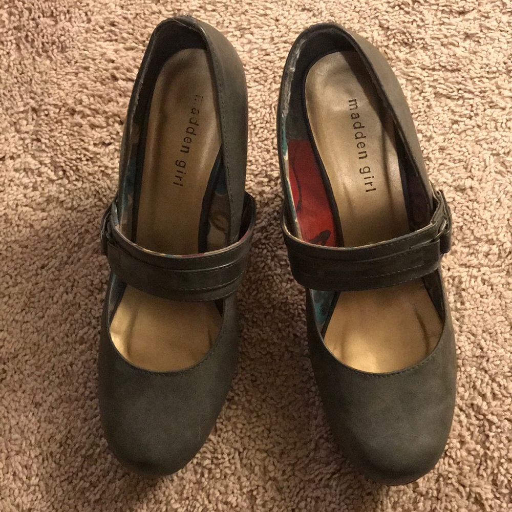 Comfy Steve Madden grey heels